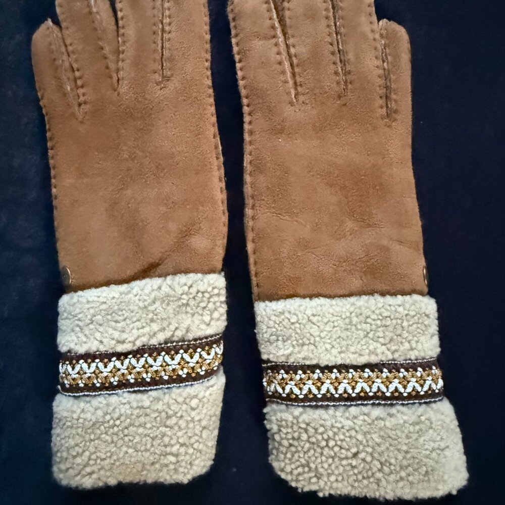 UGG Sheepskin Genuine Shearling  Size M. NWT